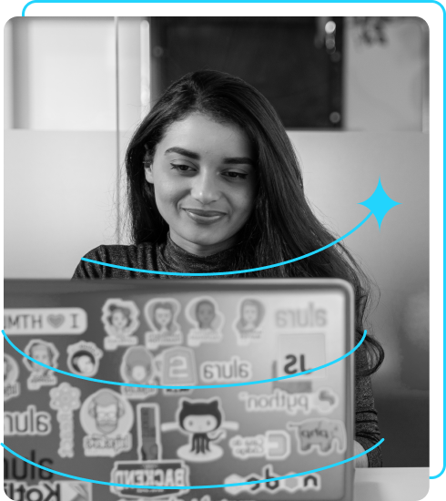 joana desenvolvendo sistema em seu notebook